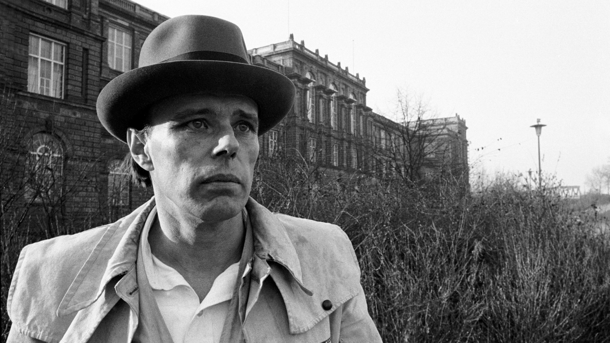 1986: Morria o artista alemão Joseph Beuys - Jornal Grande Bahia (JGB)